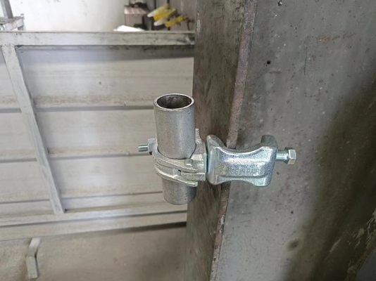 Superficie di rivestimento con cinturino girevole, accoppiatore di cintura girevole e doppia pinza in acciaio