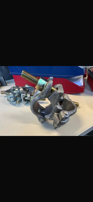 Capacità di carico massima variabile Clampada a trave da 48 mm in argento per un uso versatile