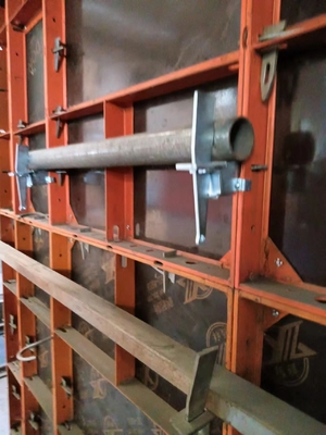 Sistema di mattonatura in compensato a telaio di acciaio per la costruzione di cantine in cemento