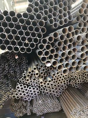 Tubo in acciaio senza saldatura 12m Tubo in acciaio al carbonio Laminato a caldo Tubo in ferro nero per uso strutturale