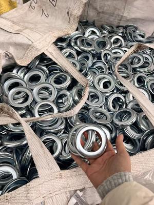 Dado regolabile per puntelli di sostegno e parti