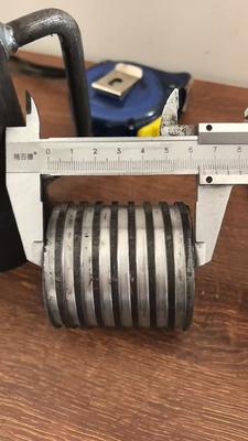 Dado regolabile per puntelli di sostegno e parti