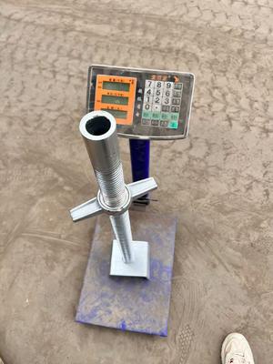 Martinetto a vite regolabile cavo per impalcature e costruzioni in acciaio per impieghi gravosi