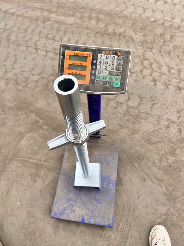 Martinetto a vite regolabile cavo per impalcature e costruzioni in acciaio per impieghi gravosi